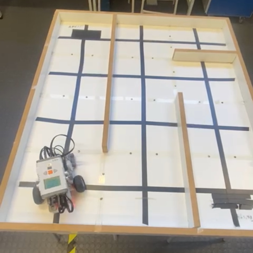 Maze layout and robot setup